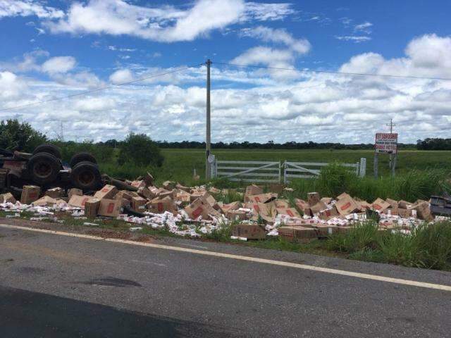 Motorista morre ap&oacute;s caminh&atilde;o carregado com cigarros capotar