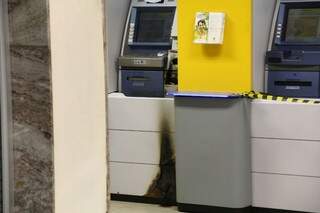 O caixa eletrônico foi incendiado em uma tentativa de furto (Foto: Marcos Ermínio)