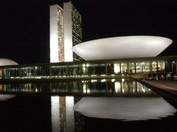 Comiss&atilde;o aprova proposta com reajuste do sal&aacute;rio m&iacute;nimo para R$ 1.040