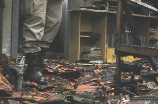 Todos os móveis da residência foram destruídos pelas chamas. (Foto: Alcides Neto)