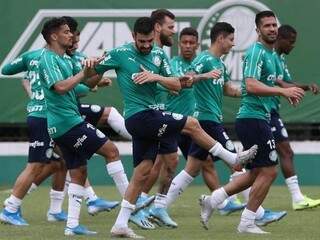 Jogadores do Palmeiras durante aquecimento. Time joga pressionado (Foto: Palmeiras/Divulgação)