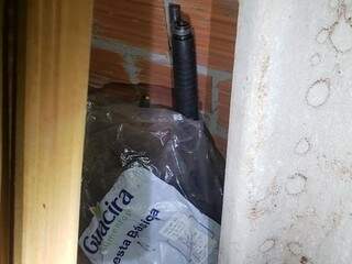 Arma calibre 12 estava escondida em um depósito. (Foto: Divulgação/Polícia Civil) 