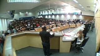 Na tribuna, Presidente da ACP diz que professores estão sendo pressionados a voltar às aulas. (Foto: Marcos Ermínio)