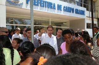 Grupo reclama que prefeito (ao centro) esqueceu de favela. (Foto: Fernando Antunes)