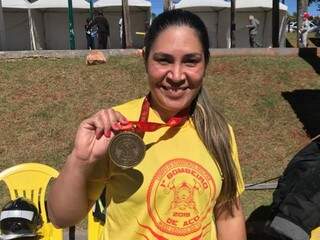 Alessandra Batista, de 37 anos, exibe medalha de participação. Ela foi uma das seis militares mulheres que participaram da prova. (Foto: Clayton Neves)