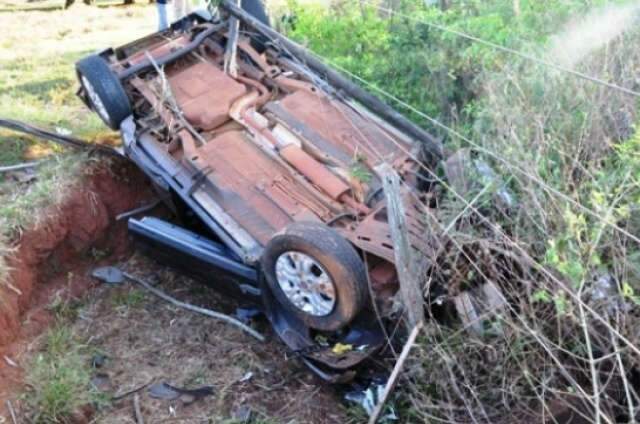  Motorista morre ap&oacute;s ve&iacute;culo bater em &aacute;rvores e capotar na MS-376