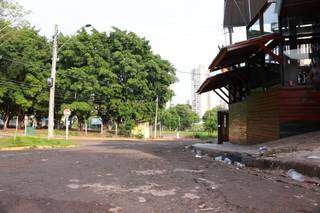 Área externa do bar onde jovem foi atingido por tiro (Foto: Henrique Barfly)