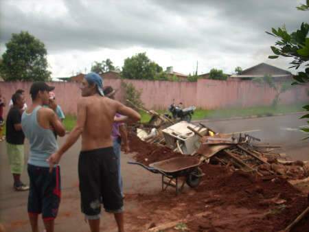  Moradores do Bosque do Carvalho fecham rua em protesto pedindo quebra-molas