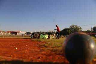 Meninos participam de treino de futebol do projeto Craques do Futuro (Foto: Fernando Antunes)