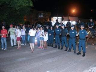 Cavalaria da PM fechando esquina da Rua Santana com a Avenida Zahran, ao lado da sede da TV Morena (Foto: Alan Nantes)