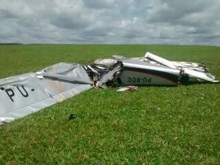 Destroços do avião onde estava a advogada (Foto: Polícia Militar do Paraná)