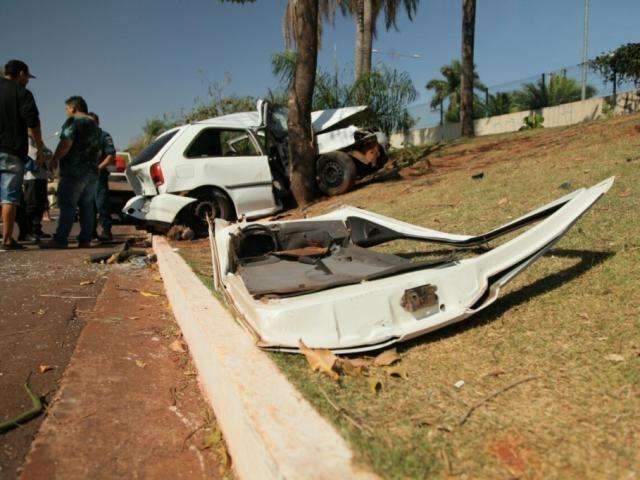 Jovem bate carro contra &aacute;rvore ap&oacute;s ser atingida por motorista embriagado
