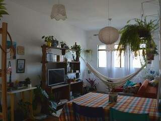 Visão ampla da sala de estar e jantar do charmoso apê de Patricia Pirota. (Foto: Thaís Pimenta)