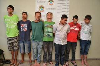Traficantes presos pela Derf. Da esquerda para a direita: Jean, Alysson, Airton, Wesley, Maicon, Josué e Lauro. (Foto: Vanderlei Aparecido)