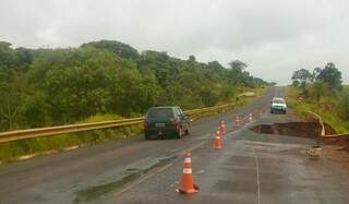 Águas levou parte do asfalto da rodovia (Foto: Divulgação)