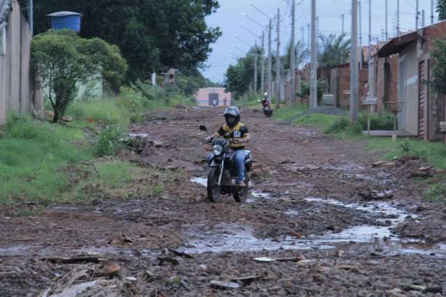 Moradores improvisam prote&ccedil;&atilde;o, mas chuva e barro invadem casas 