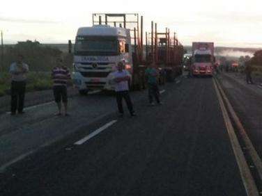 No 1&ordm; ato contra Dilma, MST bloqueia 3 rodovias e cobra reforma agr&aacute;ria