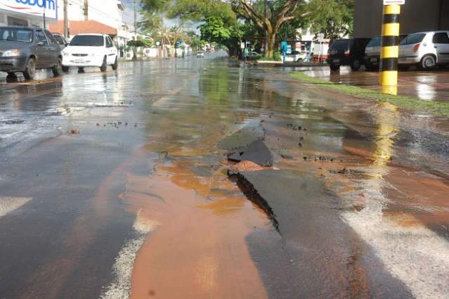  Chuva &ldquo;levanta&rdquo; asfalto na Joaquim Murtinho e volta a provocar medo