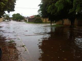 A água que acumula alaga algumas casas em rua do bairro Coophatrabalho.(Foto:Repórter News)