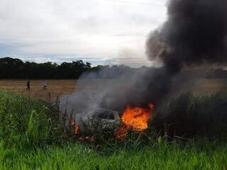 Fam&iacute;lia escapa ilesa de ve&iacute;culo incendiado em rodovia de MS