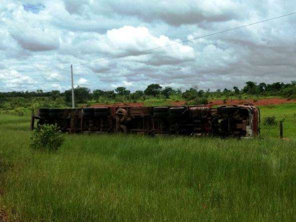 Motorista perde o controle da dire&ccedil;&atilde;o e tomba carreta com carga de fertilizantes