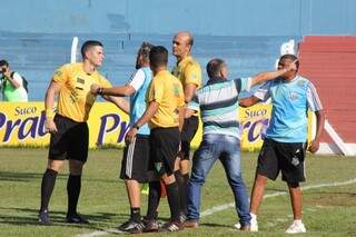 Jogo teve muito bate boca e nervosismo do técnico Celso Teixeira. (Foto: Marcos Ermínio) 