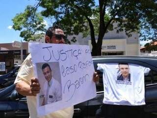 Motorista de aplicativo segura cartaz durante protesto na manhã de ontem, cobrando a prisão de Igor. (Foto: Henrique Kawaminami