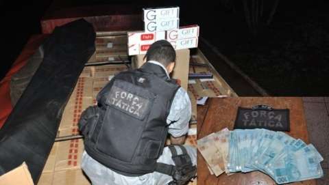 Polícia apreende duas carretas cheias de cigarro contrabandeado e R$ 11 mil
