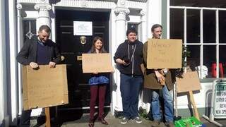 Alunos fazem protesto em frente à escola MEC em Dublin (Foto: divulgação)