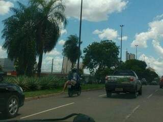 Passageira de lado em motocicleta na Afonso Pena (Foto: Direto das Ruas)