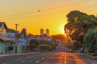 O nascer do sol nas primeiras horas do dia em Campo Grande mostra que o dia vai ser quente. (Foto: Fernando Antunes)