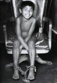 Foto marcante, quando a Polícia recebeu a denúncia do menino acorrentado, na década de 70. (Foto: Roberto Higa)
