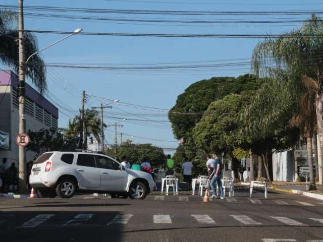 Projeto esportivo de col&eacute;gio interdita rua no Jardim dos Estados