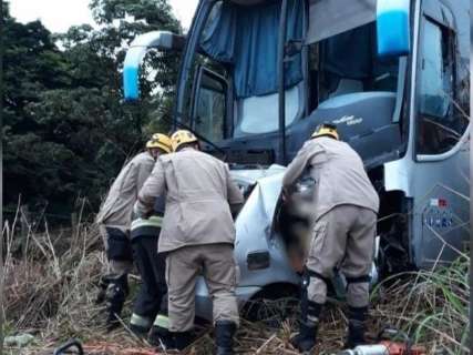 Cinco pessoas de MS morrem após carro colidir com ônibus em Goiás