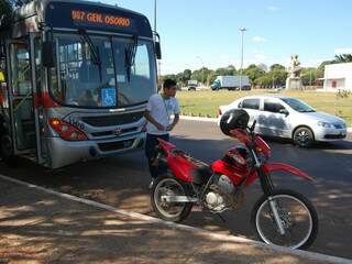 Moto e ônibus envolvidos na colisão. (Foto: Pedro Peralta)