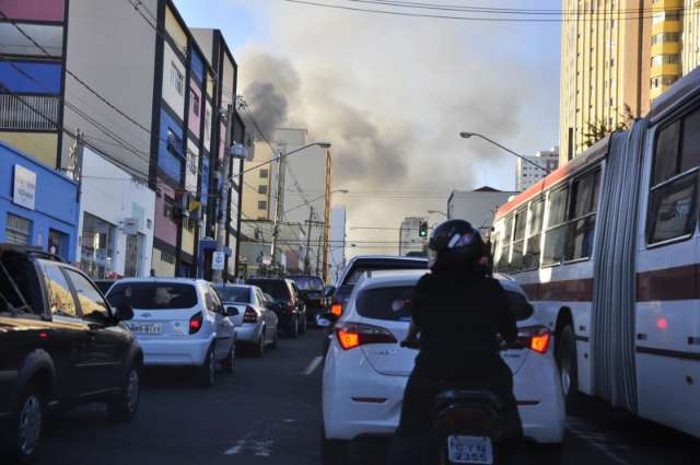 Inc&ecirc;ndio deixa tr&acirc;nsito ca&oacute;tico e motoristas reclamam de falta de orienta&ccedil;&atilde;o