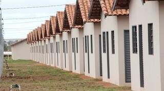 Governador entregou 50 unidades habitacionais em município e prometeu zerar déficit no setor (Foto: Divulgação)