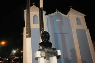 Estátua de Tia Eva está em frente à igreja que construiu para São Benedito (Foto: Paulo Francis)