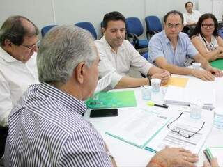 Governador Reinaldo Azambuja (PSDB) durante reunião em Naviraí (Foto: Chico Ribeiro - Assessoria)