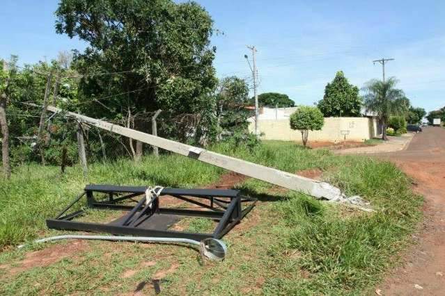 Carreta derruba poste, bairro fica incomunic&aacute;vel e vaca &eacute; eletrocutada
