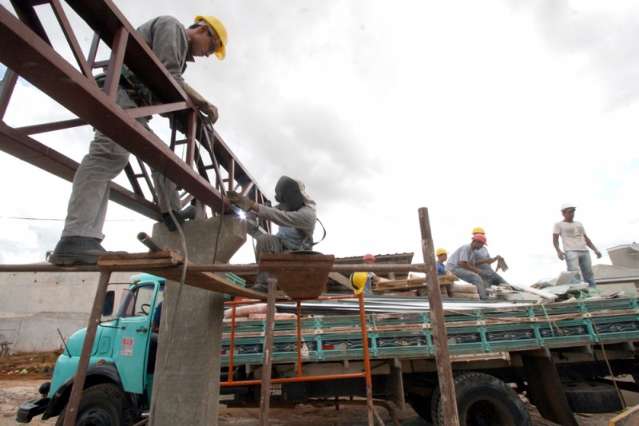 Ind&uacute;stria reduz vagas de emprego em 90% no primeiro bimestre do ano