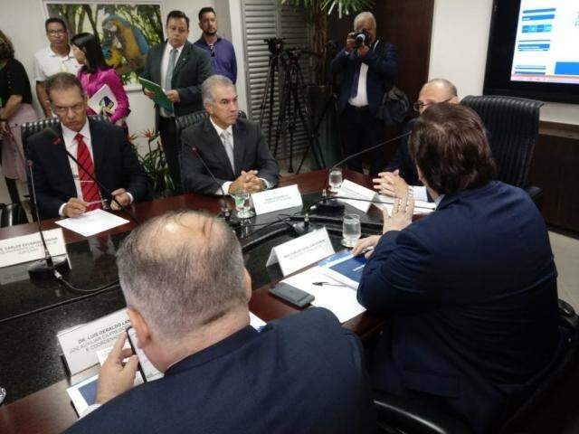 Governador pede apoio para destravar recursos do sistema penitenci&aacute;rio