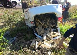 Carro foi encontrado capotado na BR-163, em Nova Alvorada do Sul. (Foto: PRF/ Divulgação)