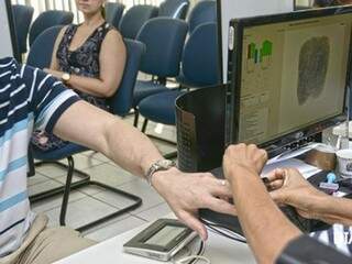 Eleitor fazendo o cadastramento biométrico. (Foto: Diário Corumbaense) 