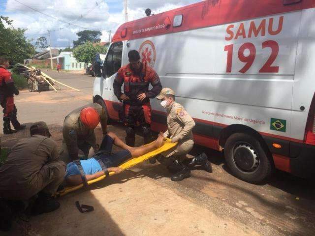 Moto com tr&ecirc;s pessoas &eacute; atingida por carro, pai e filhos ficam feridos