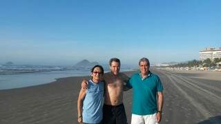 Ex-governador e amigos curtem praia no litoral paulista