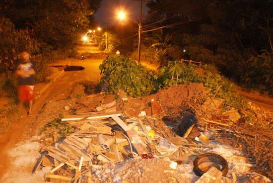 Com cratera impedindo tr&aacute;fego, ponte vira dep&oacute;sito de lixo