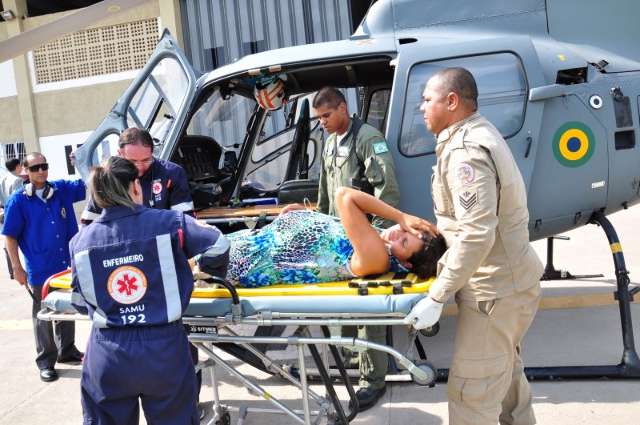 Mulher em trabalho de parto &eacute; resgatada em avi&atilde;o da marinha