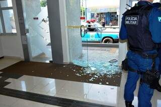 Golpista destruiu a porta da agência (Foto:RPN)