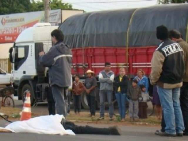  Homem morre atropelado por carreta na BR-163 em Bandeirantes 